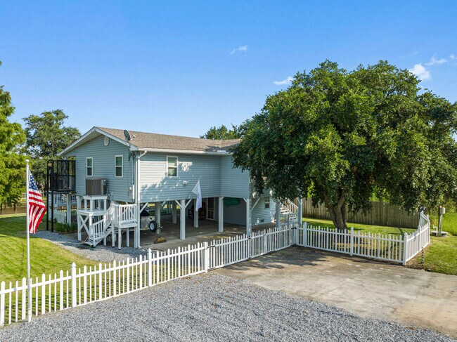 Building Photo - 806 Deer Dr