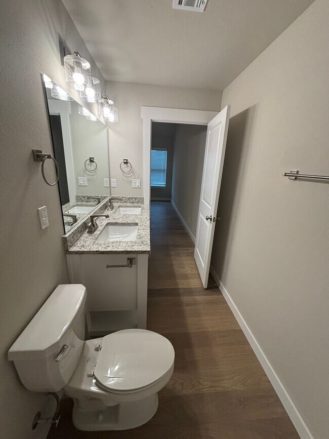Building Photo - Beautiful New Duplex!