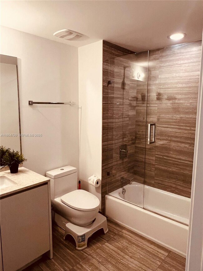 Building Photo - 1010 Brickell Ave