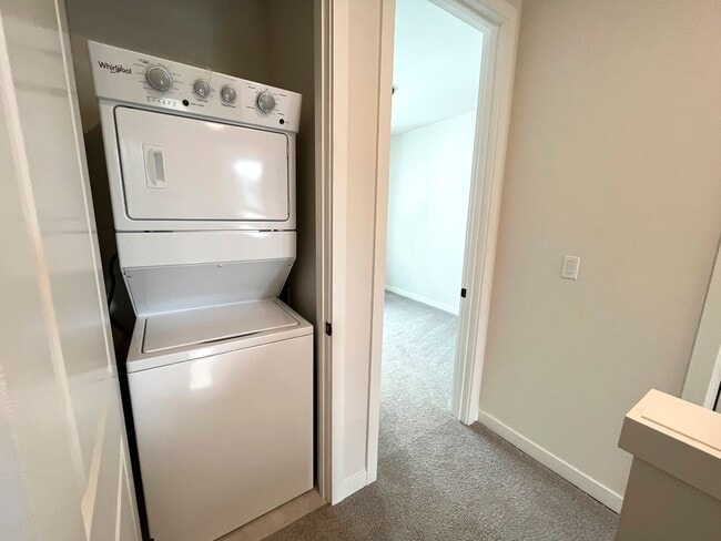 Building Photo - Stunning Townhome Unit with Laundry, A/C, Private Patio
