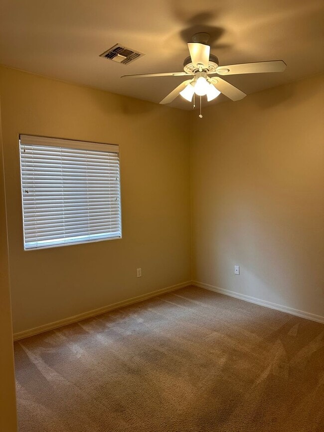 Building Photo - Modern Home - 4 bedroom - Large Yard - Variety of Fruit Trees