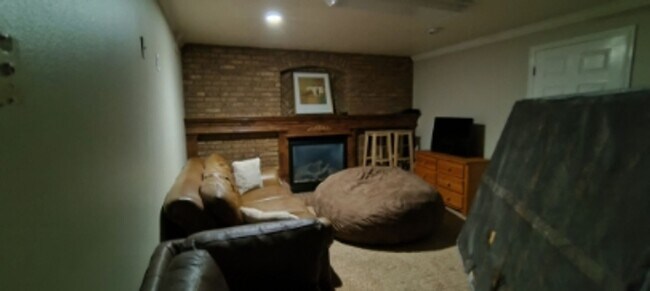 Building Photo - 1250 S Pinewood Dr