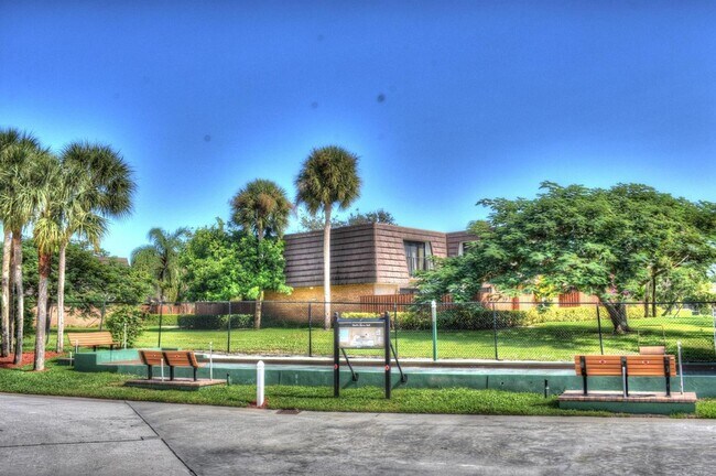 Building Photo - 1301 Cir