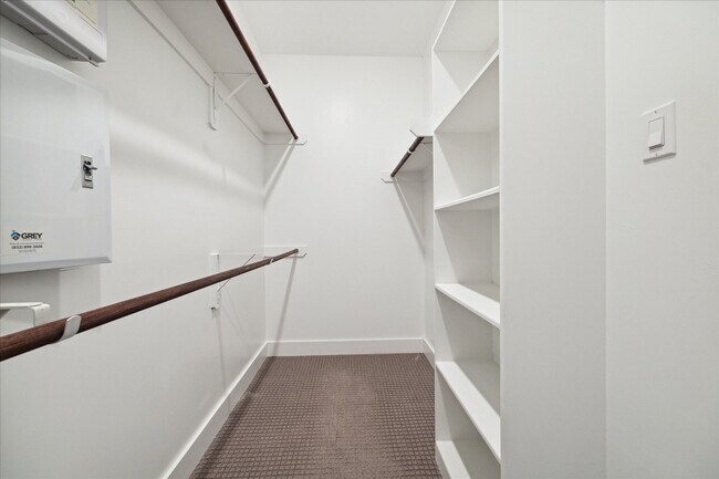 Building Photo - 746 W Donovan St
