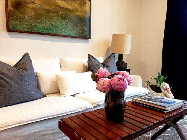Building Photo - Wedgewood Houston Condo