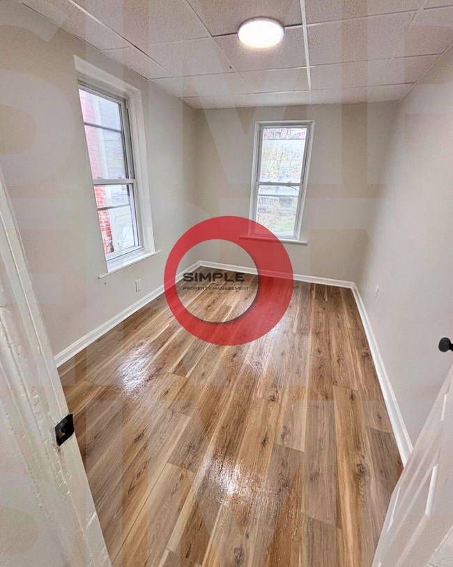 Building Photo - 4 Bedroom / 1 bathroom house