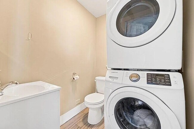 Building Photo - 89 Train St