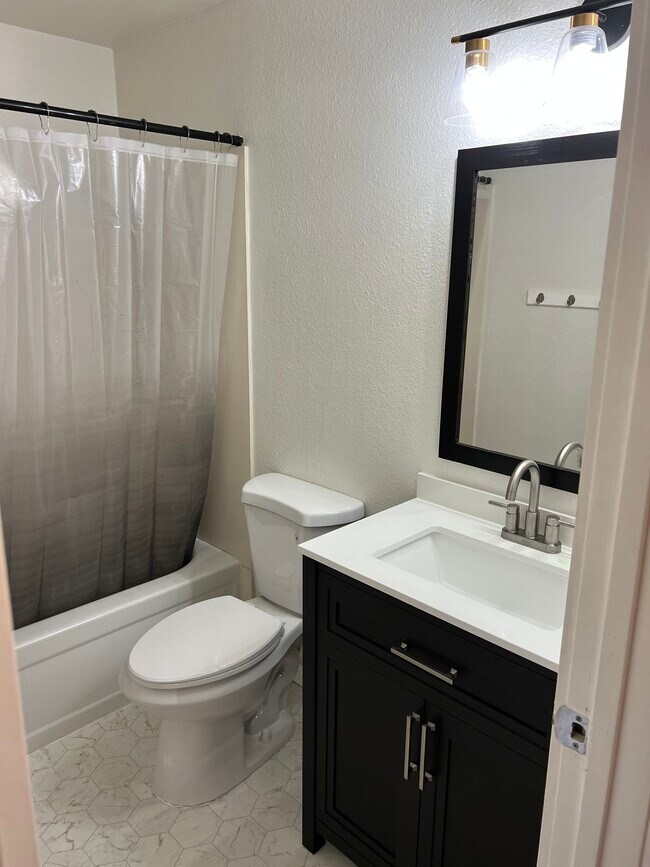 Building Photo - 1108 S Pond St