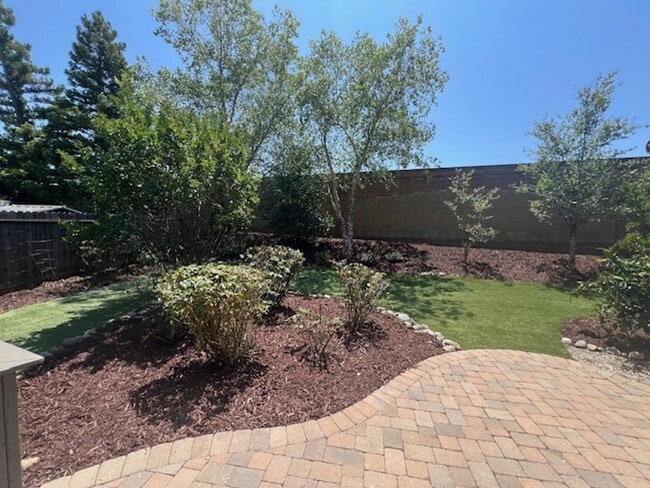 Building Photo - Single Story 3 Bedroom Home in Lincoln Acr...