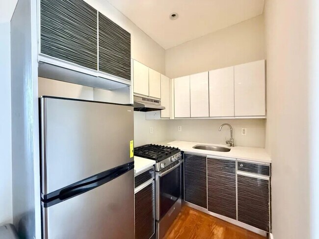 Building Photo - Furnished room/NOT APARTMENT