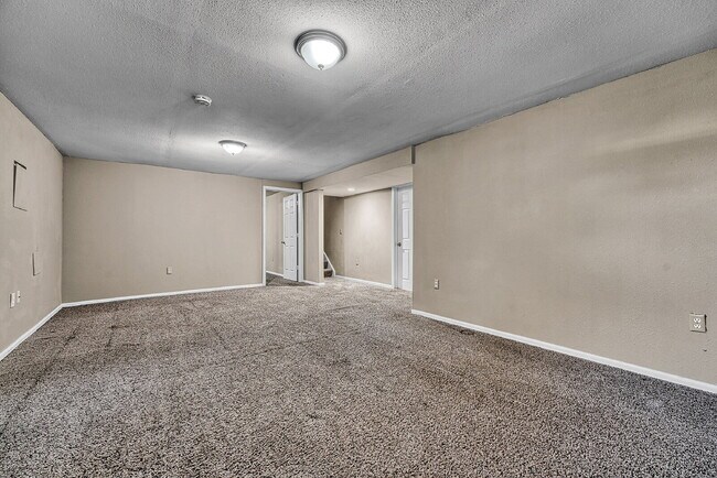 Building Photo - $2,495.00, 3-bedroom, 2 bathroom home in Centennial!