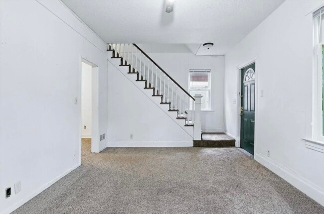 Building Photo - 612 7th Ave S