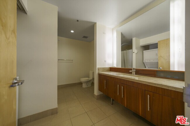 Building Photo - 1100 S Hope St