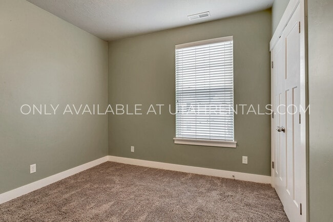 Building Photo - 42 W Silver Springs Dr