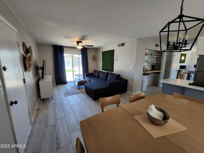 Building Photo - 630 E Julie Dr