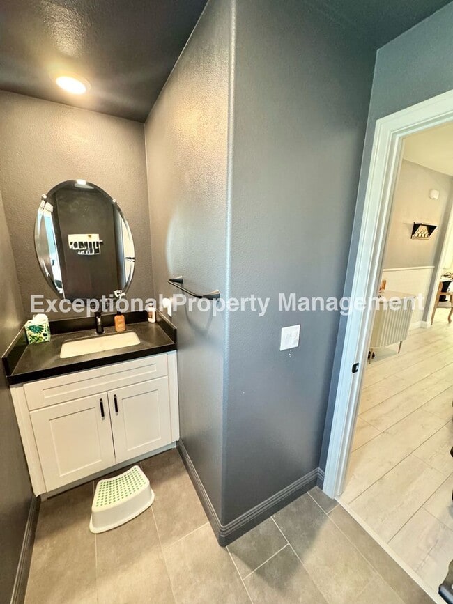 Building Photo - 13941 Blossom Way