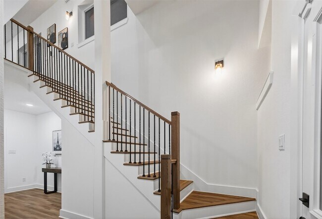 Building Photo - 3003 Delano St