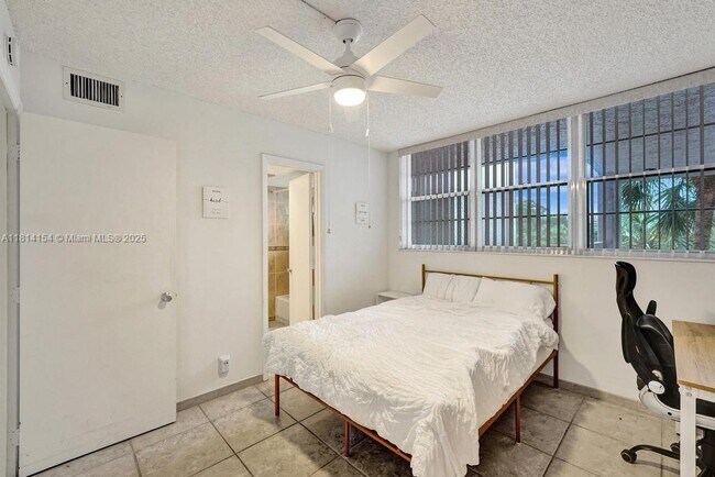 Building Photo - 1911 Sabal Palm Dr