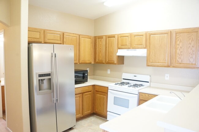 Building Photo - WONDERFUL 2 BEDROOM TOWNHOUSE IN GATED COM...
