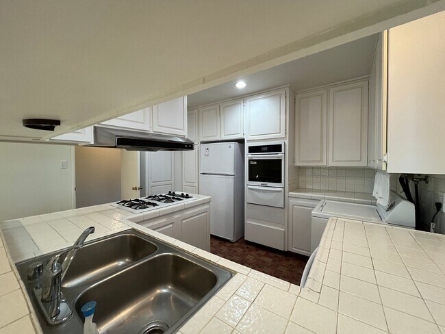 Building Photo - MOVE IN READY 3+2 home in Northridge with RV access, appliances included + central air!!