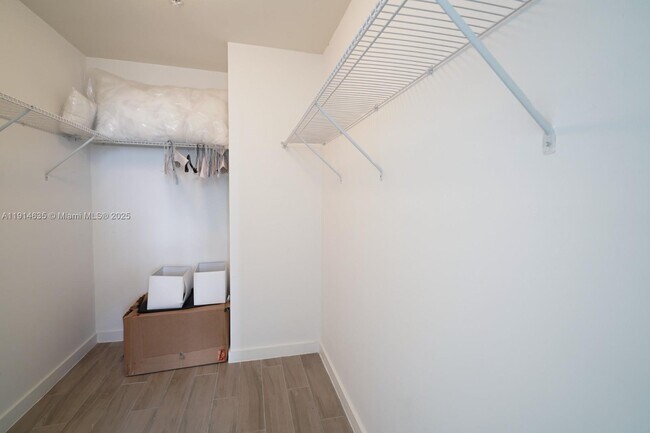 Building Photo - 999 SW 1st Ave