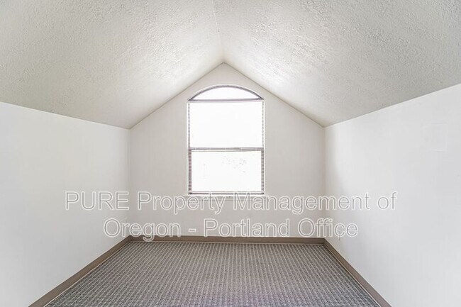 Building Photo - 3602 N Gantenbein Ave