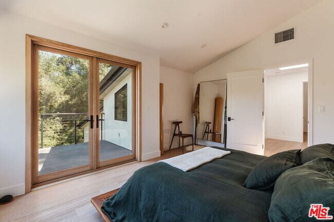 Building Photo - 1149 Old Topanga Canyon Rd