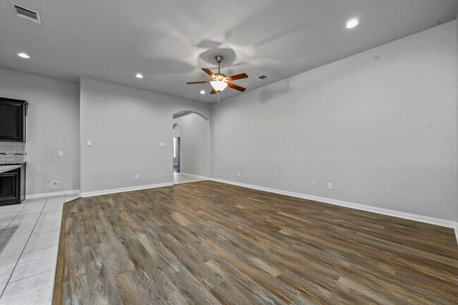 Building Photo - Charming 1-Story 4 Bedroom 2 Bathroom in L...