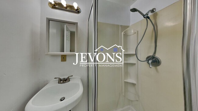 Building Photo - $1,000 Rent Credit if move-in occurs befor...