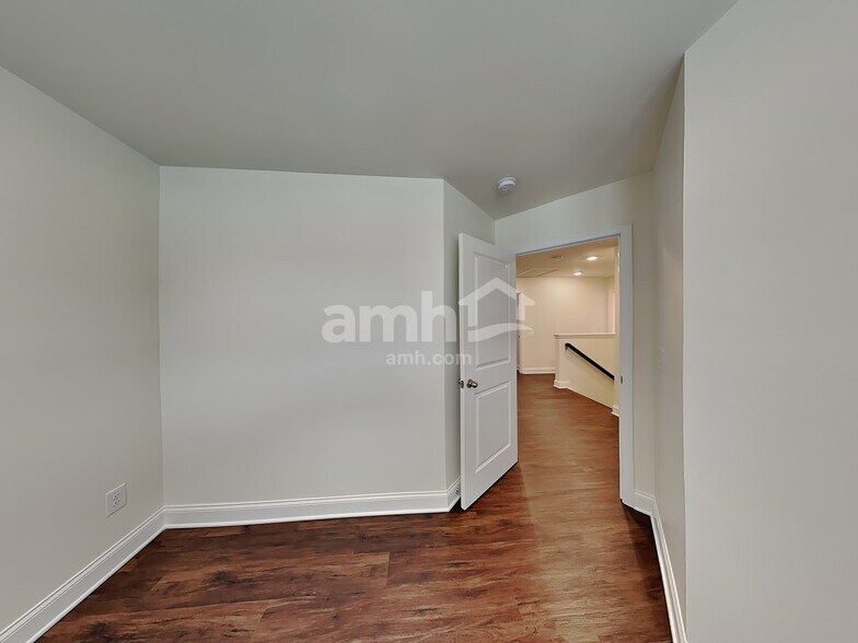 Building Photo - 2122 Windsor Park Ave