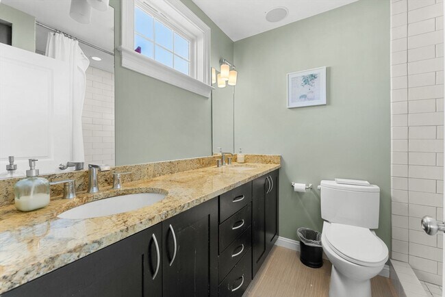 Building Photo - 619 E 3rd St