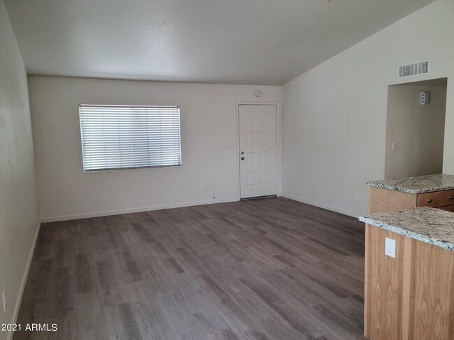 Building Photo - 1008 W Malibu Dr