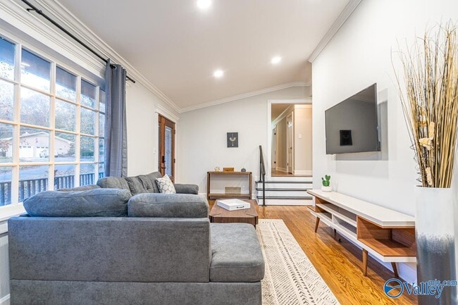 Building Photo - 702 Chambers Dr NE