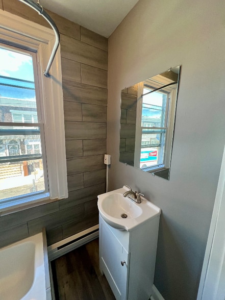 Building Photo - 904 E Tioga St