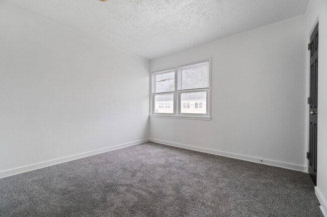 Building Photo - 01 Midland Heights Cir