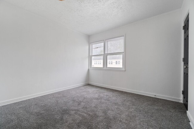 Building Photo - Secure this 4BR Townhouse today!