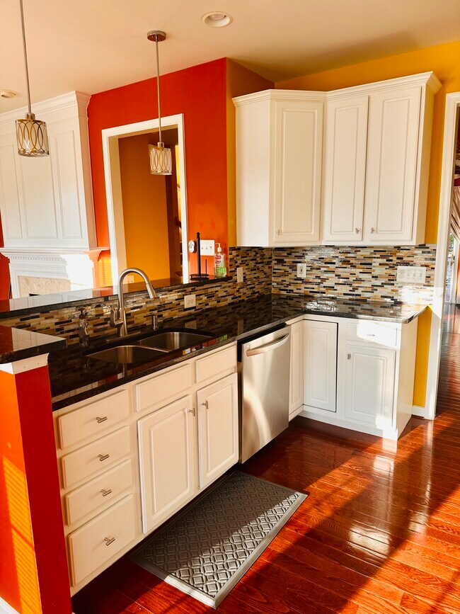 Building Photo - 22702 Lamoreaux Landing Square