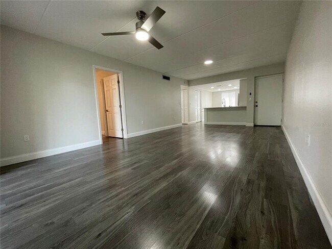 Building Photo - 211 Pine Ct