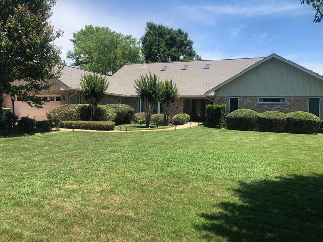 Building Photo - 1548 Glenlake Cir