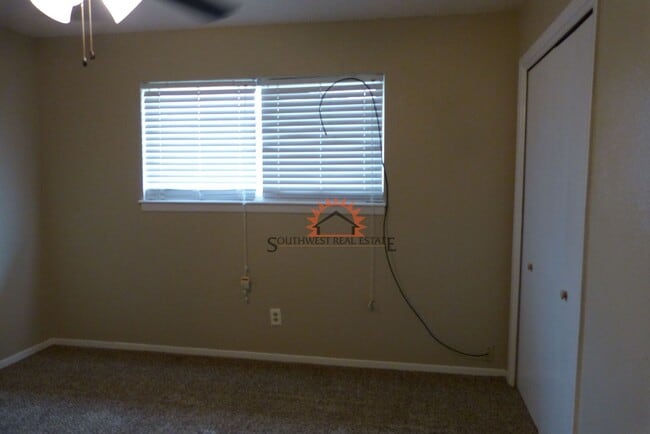 Building Photo - Lovely 3 bedroom 2 bath brick home.