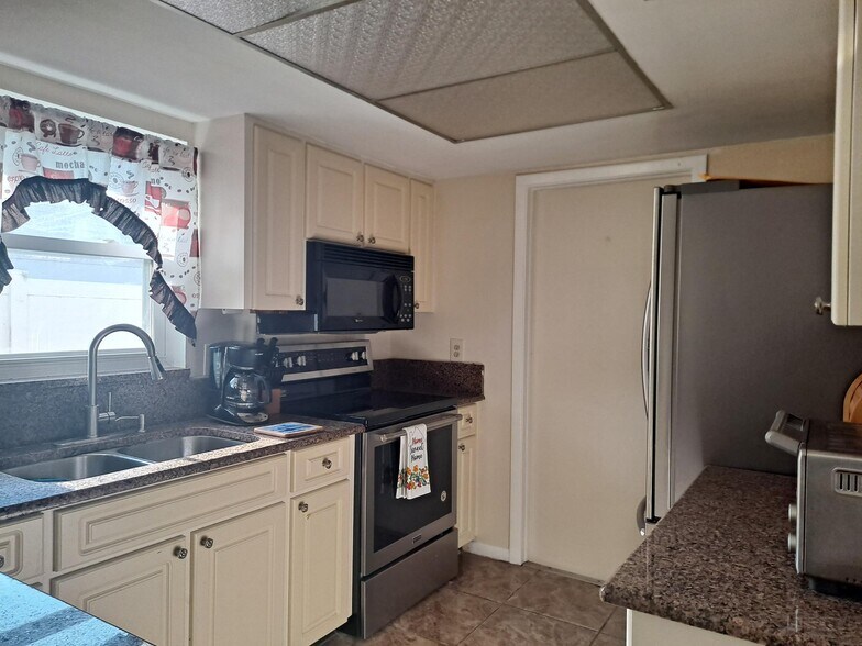 Building Photo - 811 Granite Rd