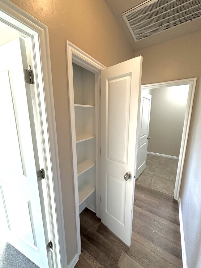 Building Photo - Well-maintained 3 bed/2 bath condo near Sky Mountain golf course.