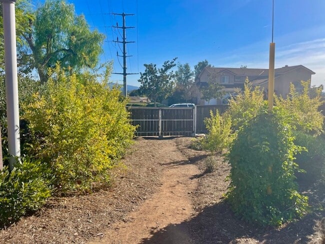 Building Photo - Great Escondido Rental