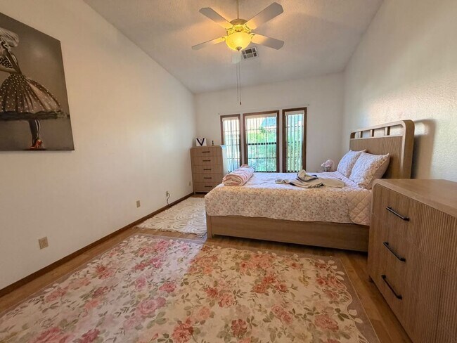 Building Photo - 7904 Shelter Island Way