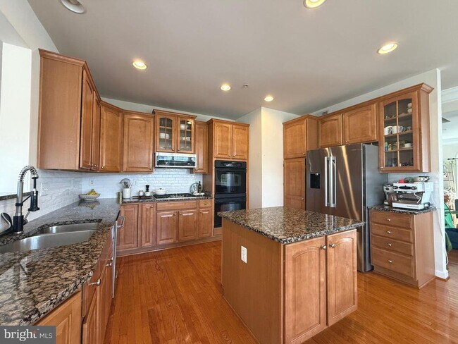 Building Photo - 1600 Regent Manor Ct