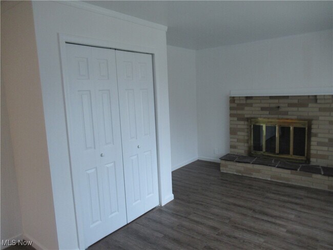 Building Photo - 118 W Glendale St