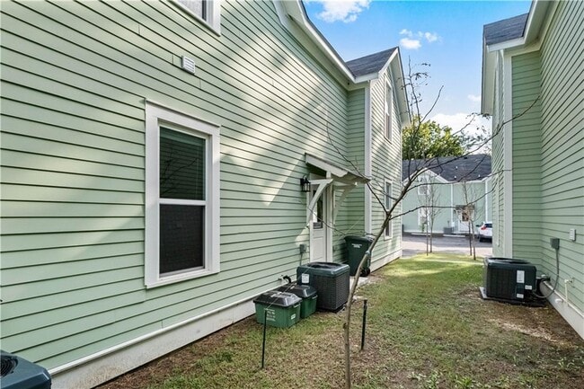 Building Photo - 772 S Locust Ave