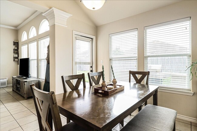 Building Photo - 3906 Las Bahias Dr