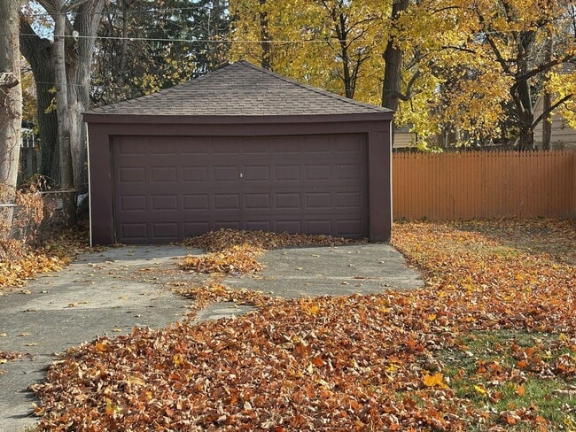 Building Photo - 21440 Lathrup St