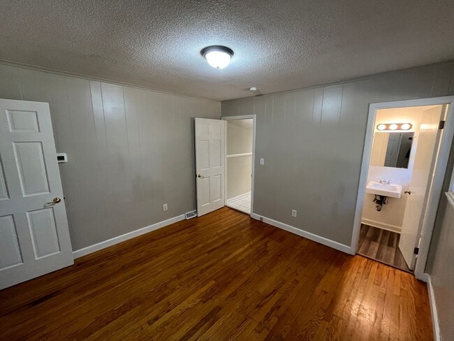 Building Photo - Charming 3-bedroom 1.5-bathroom brick home